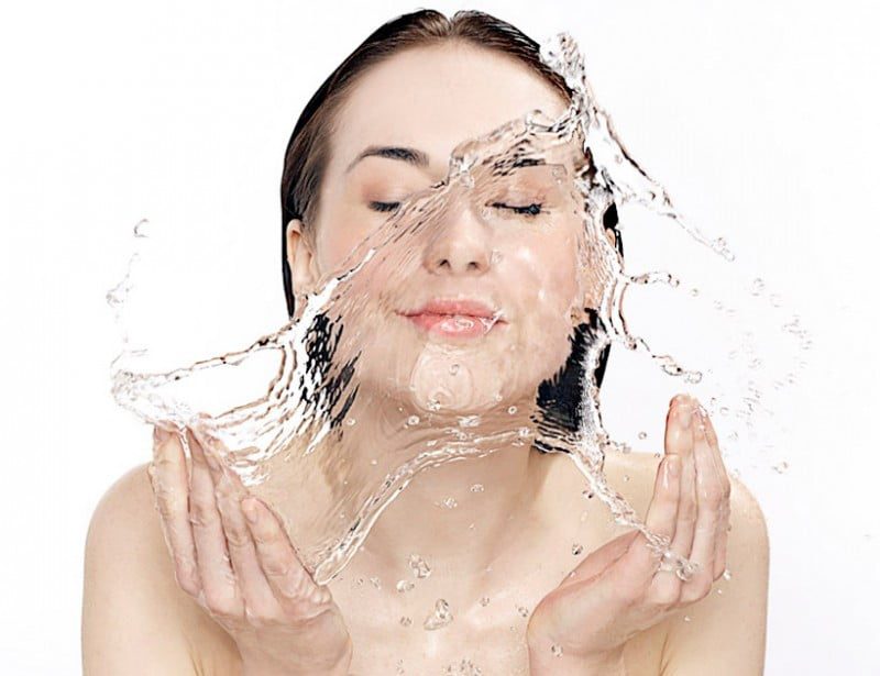 Se spune că numai apa și săpunul sunt de ajuns pentru a fi curat...
