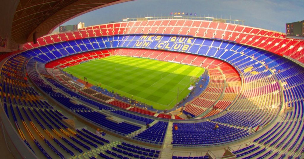 La fel cum clădirile moderniste sunt atracții obligatorii pentru fanii arhitecturii, Câmp Nou este un obiectiv obligatoriu pentru fanii fotbalului. Stadionul cu 99.354 de locuri este cel mai mare din Europa și al doilea că mărime din lume. Faceți un tur animat și vizitați muzeul. Câmp Nou a fost una dintre locațiile Olimpiadei de vara din 1992 la Barcelona.