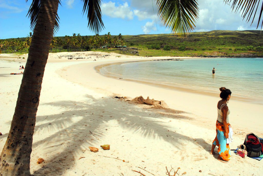 Plaja exotică Anakena Beach - Insula Pastelui, Chile