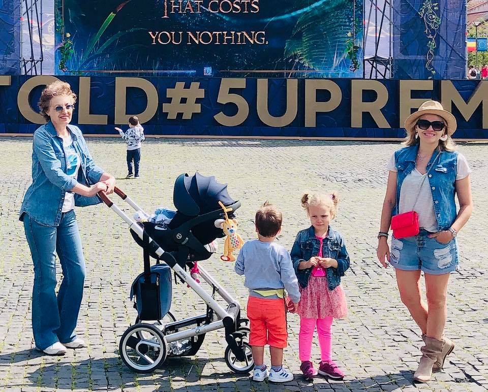 Mirela Vaida, cu copiii și soacra ei, Titza, în vară, la Untold