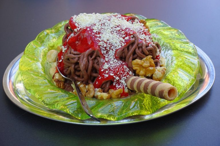 spaghete cu sos de rosii si sunca
