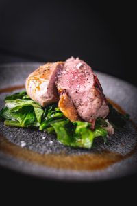 tochitura de porc cu carnati si sos