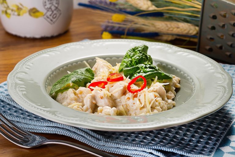 pulpe de pui cu sos alb si usturoi