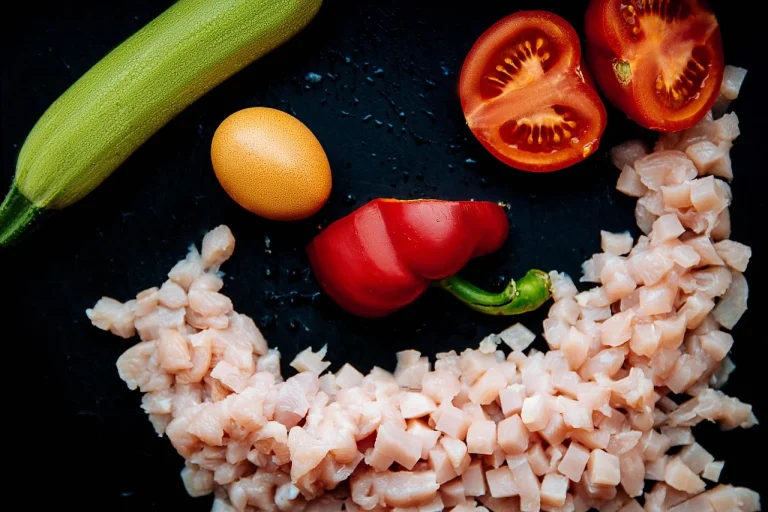 paste cu piept de pui si sos rosu