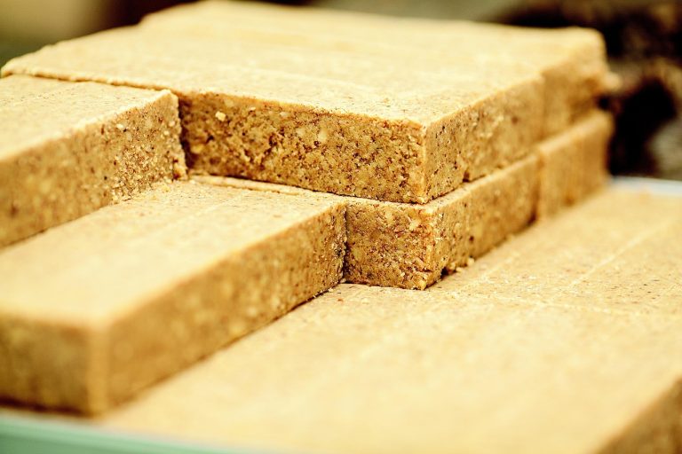 paste cu carnati si sos de rosii