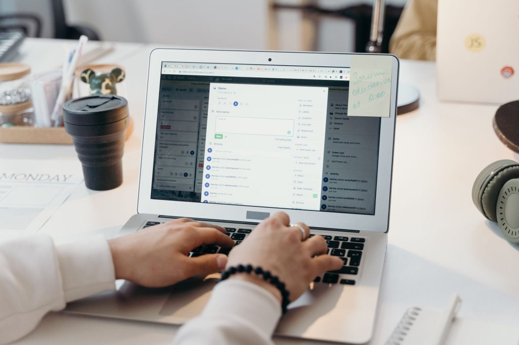 Care este cea mai bună platformă de email marketing pentru afaceri mici?