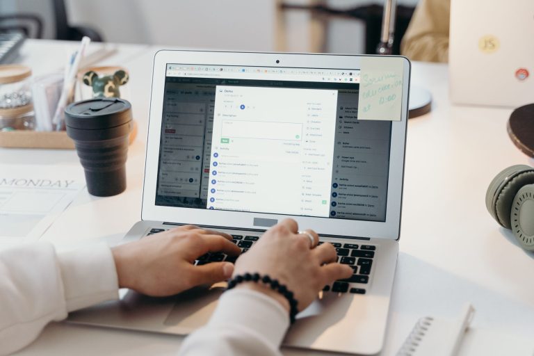 Care este cea mai bună platformă de email marketing pentru afaceri mici?
