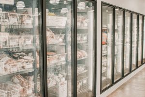 Ce capacitate ar trebui să aibă o ladă congelatoare pentru o bucătărie profesională sau un spațiu comercial?